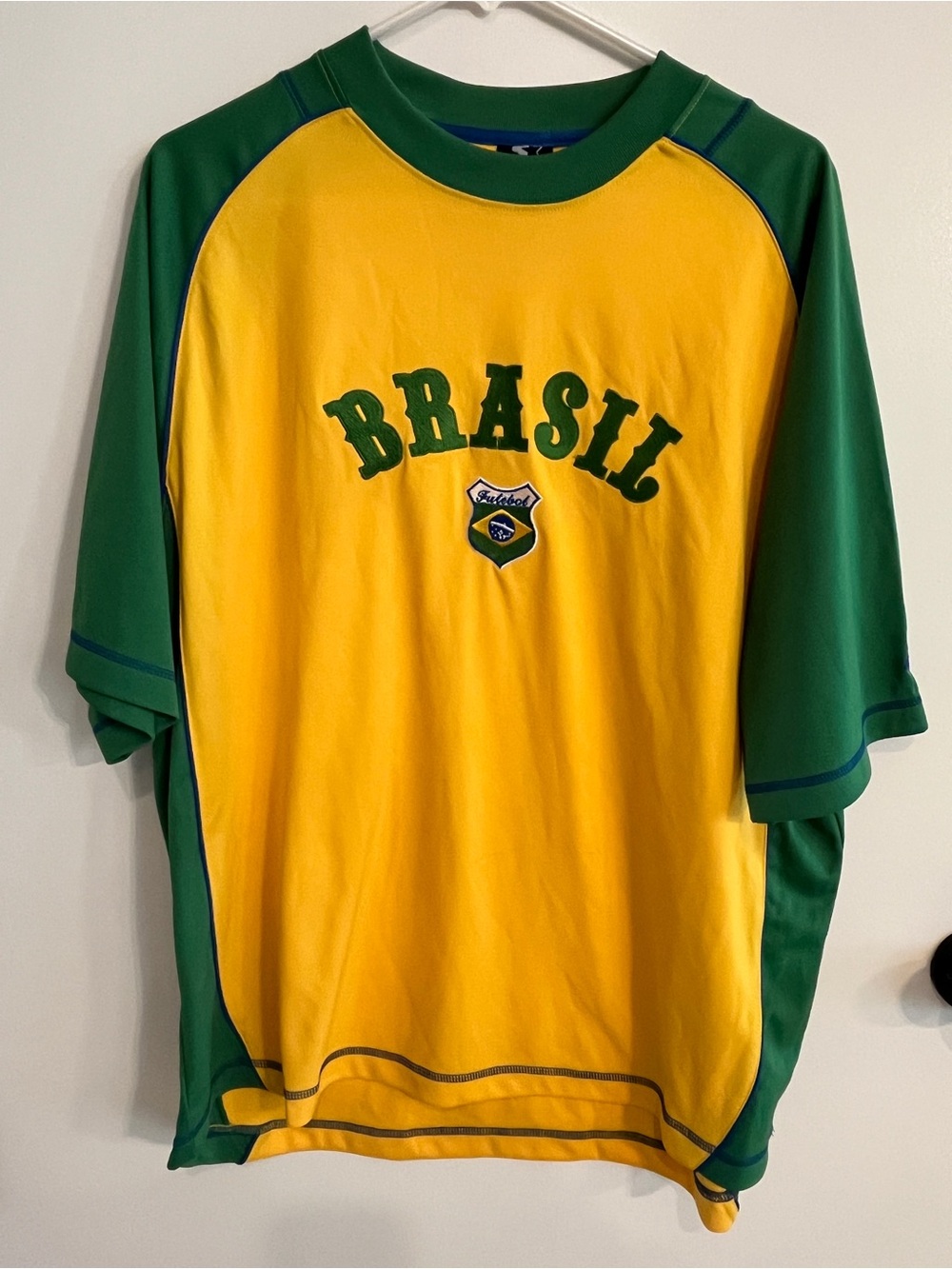 Men’s size large vintage starter Brasil Futebol national team jersey read below